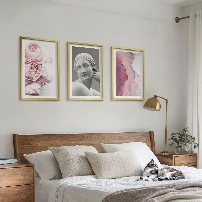 Conjunto de 3 quadros com moldura de escultura abstrata de mulher com peônias
