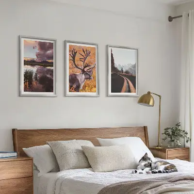 Conjunto de 3 quadros com moldura com paisagens de montanhas e renas