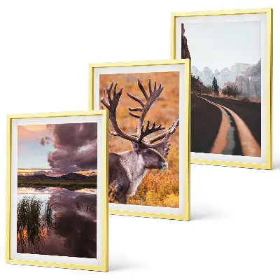 Conjunto de 3 quadros com moldura com paisagens de montanhas e renas