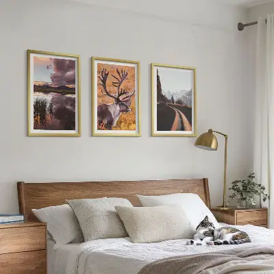 Conjunto de 3 quadros com moldura com paisagens de montanhas e renas