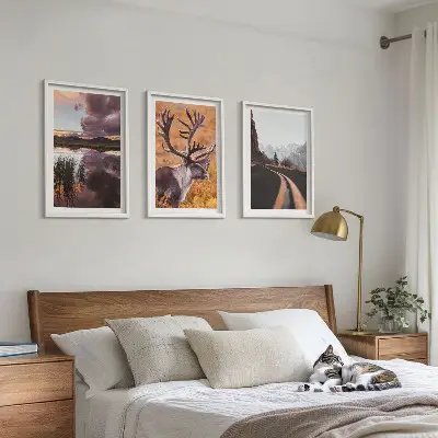 Conjunto de 3 quadros com moldura com paisagens de montanhas e renas