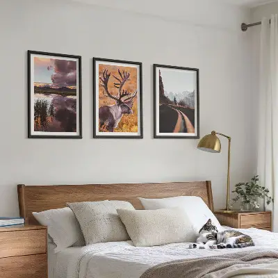 Conjunto de 3 quadros com moldura com paisagens de montanhas e renas