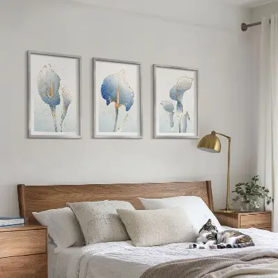 Composição de quadros moderna com flores azuis no fundo