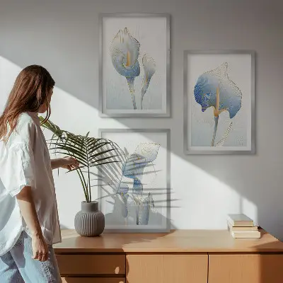 Composição de quadros moderna com flores azuis no fundo