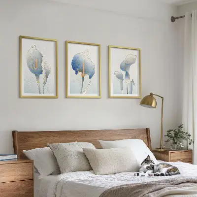 Composição de quadros moderna com flores azuis no fundo