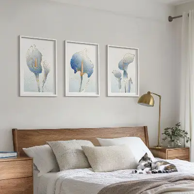 Composição de quadros moderna com flores azuis no fundo