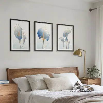Composição de quadros moderna com flores azuis no fundo