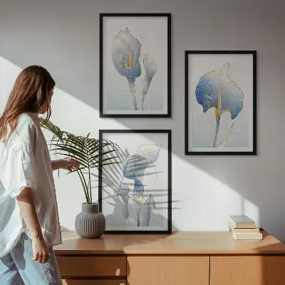 Composição de quadros moderna com flores azuis no fundo