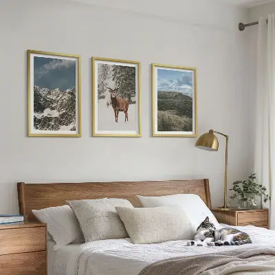 Conjunto de 3 quadros com moldura paisagem de floresta e cervos nas montanhas