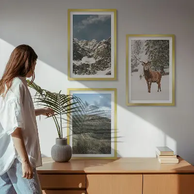 Conjunto de 3 quadros com moldura paisagem de floresta e cervos nas montanhas