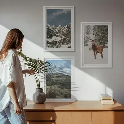 Conjunto de 3 quadros com moldura paisagem de floresta e cervos nas montanhas