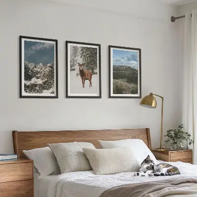 Conjunto de 3 quadros com moldura paisagem de floresta e cervos nas montanhas