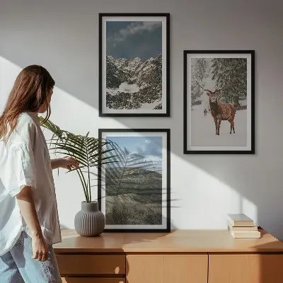 Conjunto de 3 quadros com moldura paisagem de floresta e cervos nas montanhas