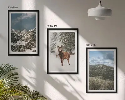 Conjunto de 3 quadros com moldura paisagem de floresta e cervos nas montanhas