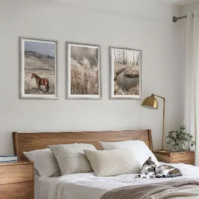 Conjunto de quadros para sala de estar com tema de cavalos, paisagem, grama e riacho