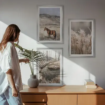 Conjunto de quadros para sala de estar com tema de cavalos, paisagem, grama e riacho
