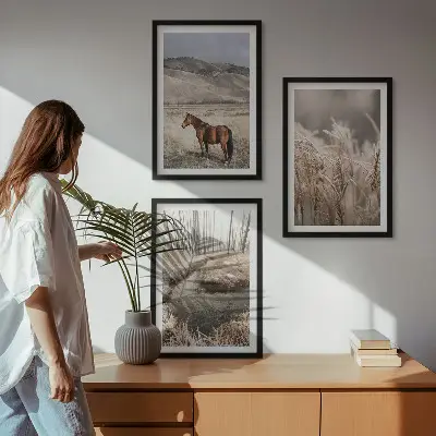 Conjunto de quadros para sala de estar com tema de cavalos, paisagem, grama e riacho