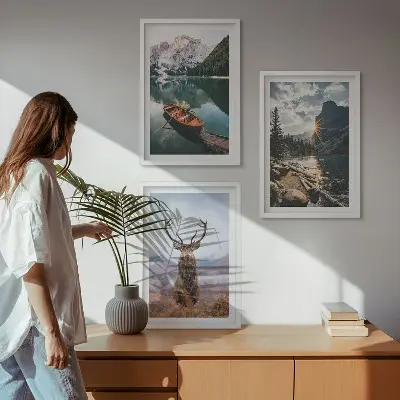 Composição de quadros moderna com paisagem de barco no lago com montanhas e veado ao pôr do sol