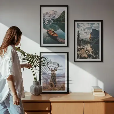 Composição de quadros moderna com paisagem de barco no lago com montanhas e veado ao pôr do sol