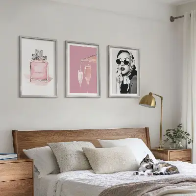 Composição de quadros moderna com acessórios rosa estilosos