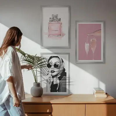 Composição de quadros moderna com acessórios rosa estilosos