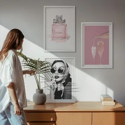 Composição de quadros moderna com acessórios rosa estilosos
