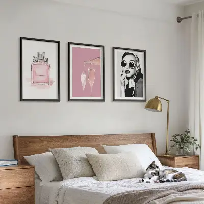 Composição de quadros moderna com acessórios rosa estilosos
