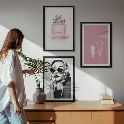 Composição de quadros moderna com acessórios rosa estilosos