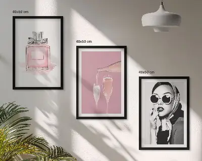 Composição de quadros moderna com acessórios rosa estilosos