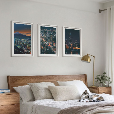 Conjunto de 3 quadros com moldura Vista da cidade a partir da montanha à noite.