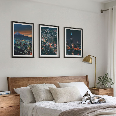 Conjunto de 3 quadros com moldura Vista da cidade a partir da montanha à noite.