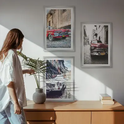 Conjunto de 3 quadros com moldura estampa de carros clássicos nas cidades