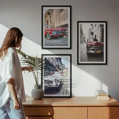 Conjunto de 3 quadros com moldura estampa de carros clássicos nas cidades
