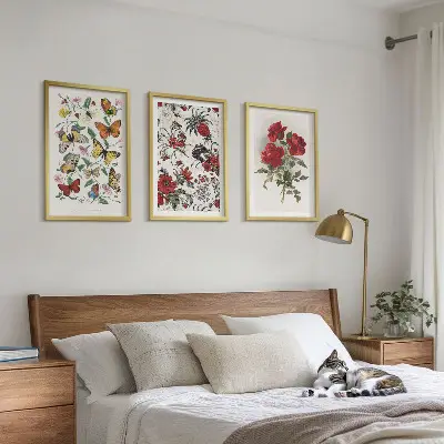 Conjunto de 3 quadros com moldura estampa de borboletas com flores e rosas vermelhas