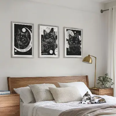 Composição de quadros moderna com gatos pretos, lua e espaço