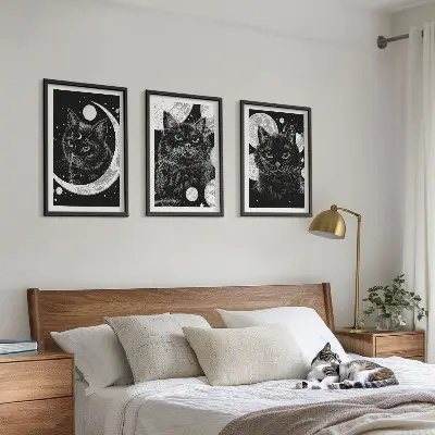 Composição de quadros moderna com gatos pretos, lua e espaço