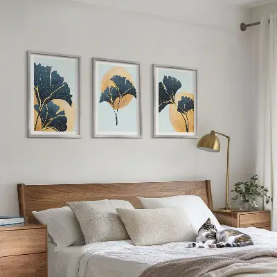 Conjunto de quadros para sala de estar com folhas de ginkgo em fundo claro
