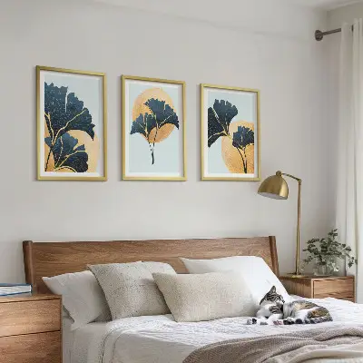 Conjunto de quadros para sala de estar com folhas de ginkgo em fundo claro