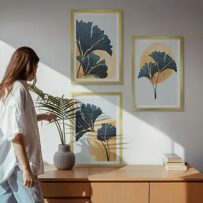 Conjunto de quadros para sala de estar com folhas de ginkgo em fundo claro