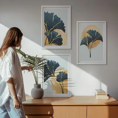 Conjunto de quadros para sala de estar com folhas de ginkgo em fundo claro