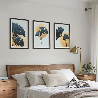 Conjunto de quadros para sala de estar com folhas de ginkgo em fundo claro