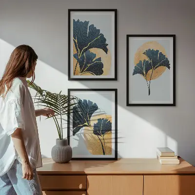 Conjunto de quadros para sala de estar com folhas de ginkgo em fundo claro