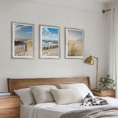 Conjunto de quadros para sala de estar com tema de praia, areia, ondas, céu e pássaros