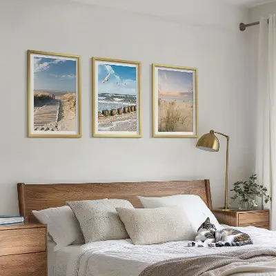 Conjunto de quadros para sala de estar com tema de praia, areia, ondas, céu e pássaros