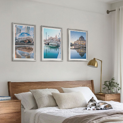 Conjunto de 3 quadros com moldura Arquitetura de cidades sobre a água