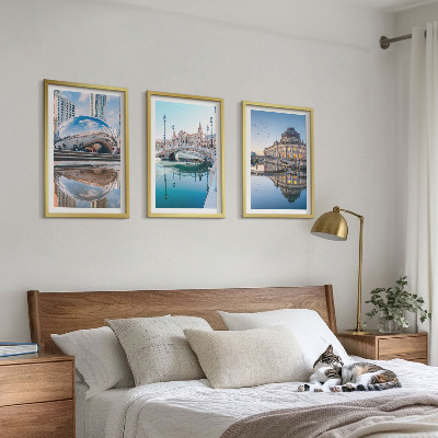 Conjunto de 3 quadros com moldura Arquitetura de cidades sobre a água