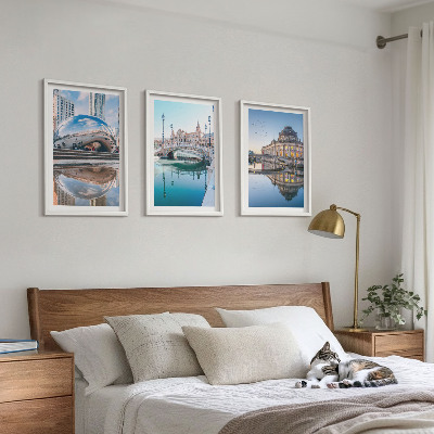 Conjunto de 3 quadros com moldura Arquitetura de cidades sobre a água