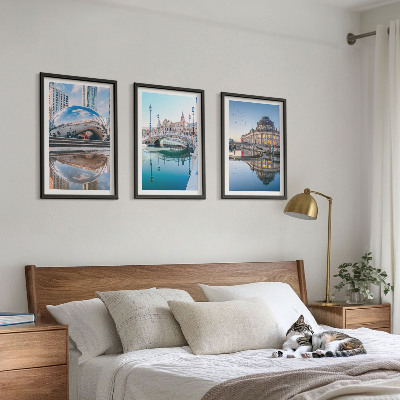 Conjunto de 3 quadros com moldura Arquitetura de cidades sobre a água