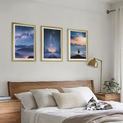 Composição de quadros moderna de céu noturno com montanhas, nevoeiro e veado