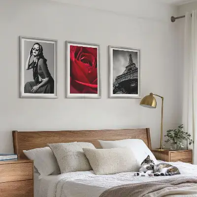 Conjunto de quadros para sala de estar com estampa de senhora parisiense usando óculos em formato de Torre Eiffel